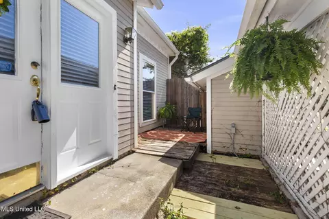 Exterior - 5072 Harling Pl, Jackson, MS 39211 photo 5 of 8