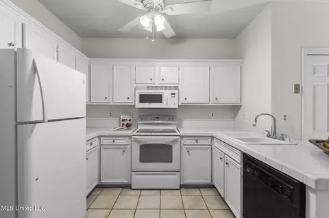 Kitchen - 5072 Harling Pl, Jackson, MS 39211 photo 2 of 3