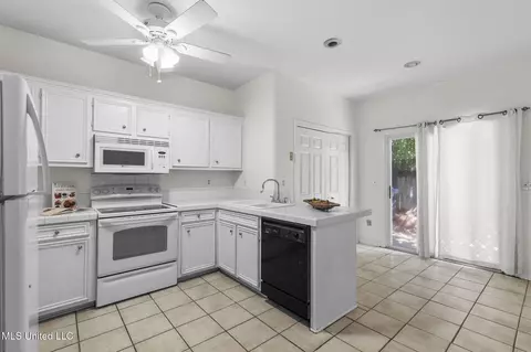 Kitchen - 5072 Harling Pl, Jackson, MS 39211 photo 1 of 3
