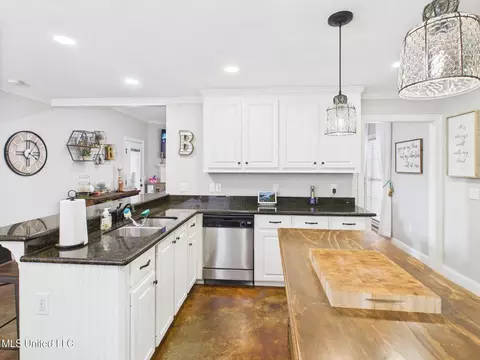 Kitchen - 107 Millhouse Dr, Madison, MS 39110 photo 2 of 5