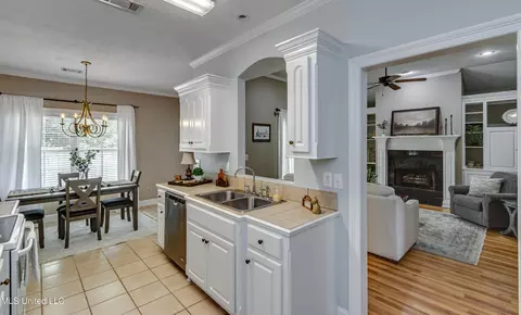 Kitchen - 430 Stoneybrook Dr, Brandon, MS 39042 photo 2 of 7