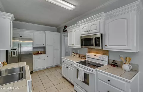 Kitchen - 430 Stoneybrook Dr, Brandon, MS 39042 photo 4 of 7