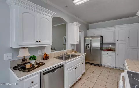 Kitchen - 430 Stoneybrook Dr, Brandon, MS 39042 photo 3 of 7