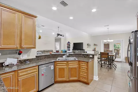 Kitchen - 9920 Honalo Pl, Diamondhead, MS 39525 photo 4 of 6