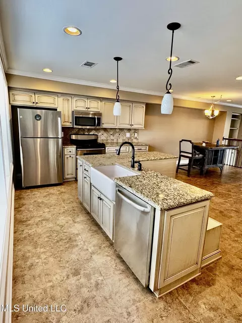 Kitchen - 80 Breakers Ln, Ridgeland, MS 39157 photo 4 of 6