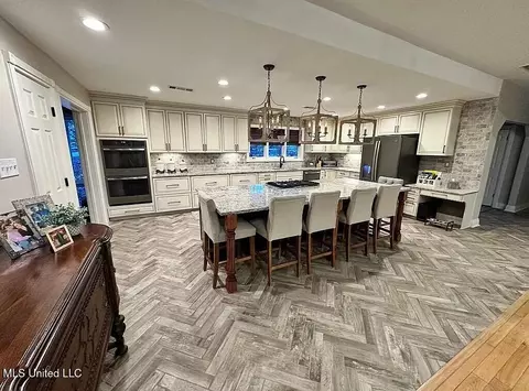 Kitchen - 1202 White Oak Dr, Hernando, MS 38632 photo 2 of 5