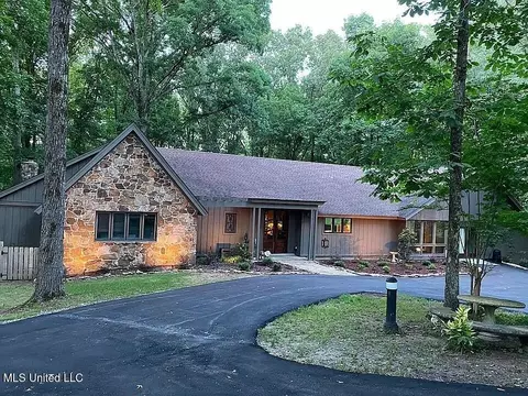 1202 White Oak Dr, Hernando, MS 38632