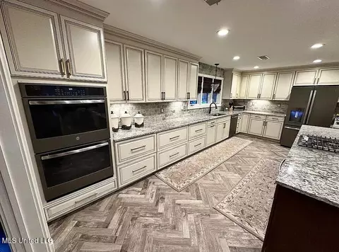Kitchen - 1202 White Oak Dr, Hernando, MS 38632 photo 4 of 5