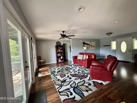 Living - 2570 Pine Dr, Hernando, MS 38632 photo 5 of 5