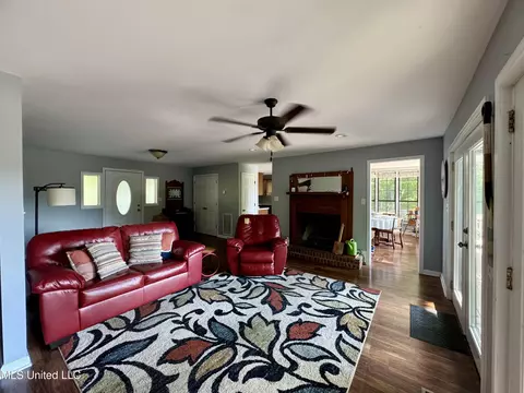 Living - 2570 Pine Dr, Hernando, MS 38632 photo 4 of 5