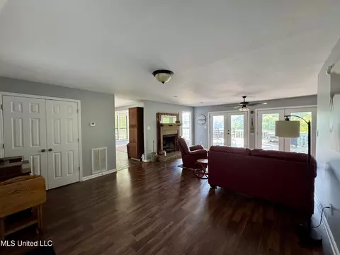 Living - 2570 Pine Dr, Hernando, MS 38632 photo 2 of 5