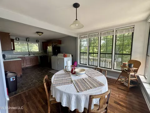 Dining - 2570 Pine Dr, Hernando, MS 38632 photo 2 of 2