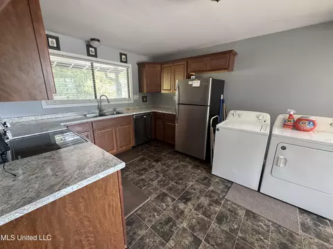 Kitchen - 2570 Pine Dr, Hernando, MS 38632 photo 1 of 2
