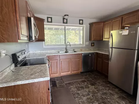 Kitchen - 2570 Pine Dr, Hernando, MS 38632 photo 2 of 2