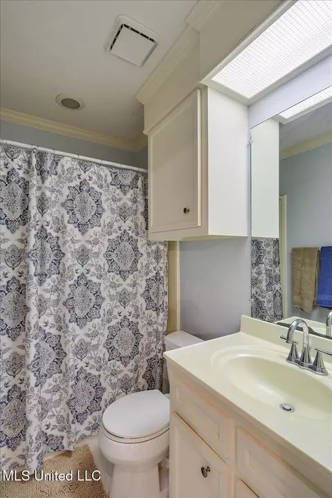 Bath - 1028 Bridgeport Dr, Madison, MS 39110 photo 2 of 2