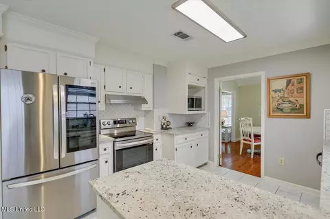 Kitchen - 1028 Bridgeport Dr, Madison, MS 39110 photo 4 of 4