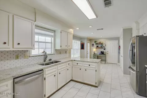 Kitchen - 1028 Bridgeport Dr, Madison, MS 39110 photo 1 of 4