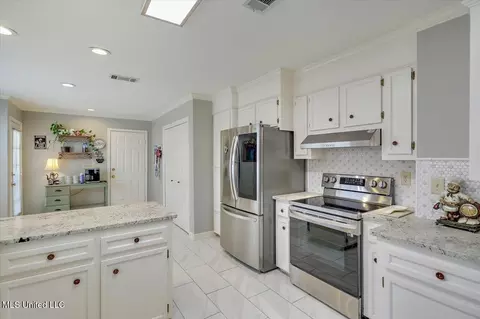Kitchen - 1028 Bridgeport Dr, Madison, MS 39110 photo 2 of 4