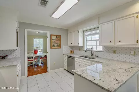 Kitchen - 1028 Bridgeport Dr, Madison, MS 39110 photo 3 of 4