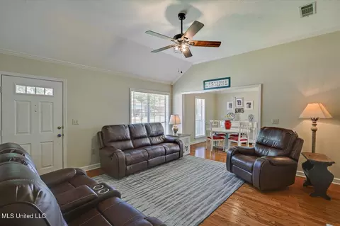 Living - 1028 Bridgeport Dr, Madison, MS 39110 photo 2 of 4