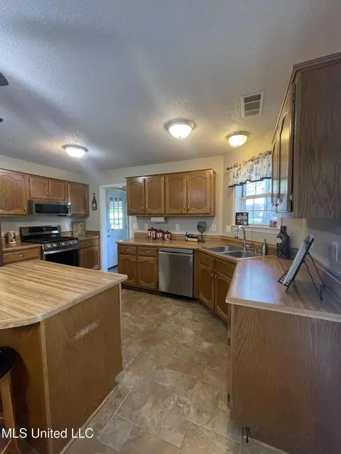 Kitchen - 1680 Cedar Bend Rd, Hernando, MS 38632 photo 2 of 3