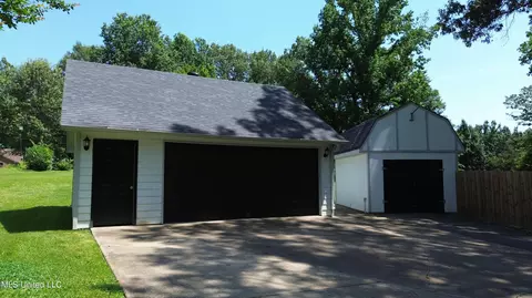 Exterior - 1680 Cedar Bend Rd, Hernando, MS 38632 photo 6 of 12