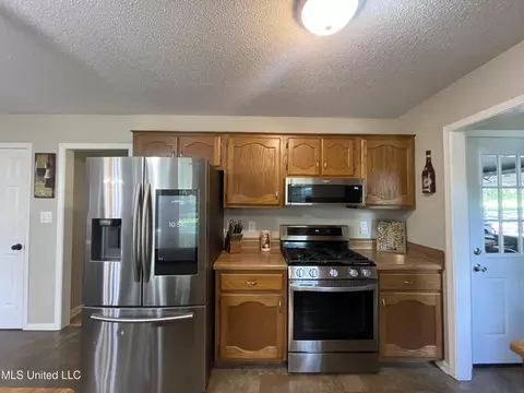 Kitchen - 1680 Cedar Bend Rd, Hernando, MS 38632 photo 1 of 3