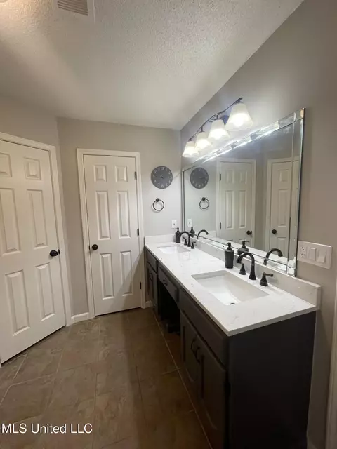 Bath - 1680 Cedar Bend Rd, Hernando, MS 38632 photo 4 of 7