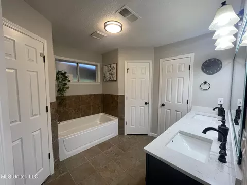 Bath - 1680 Cedar Bend Rd, Hernando, MS 38632 photo 3 of 7