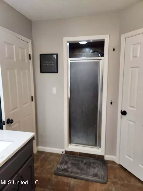 Bath - 1680 Cedar Bend Rd, Hernando, MS 38632 photo 1 of 7