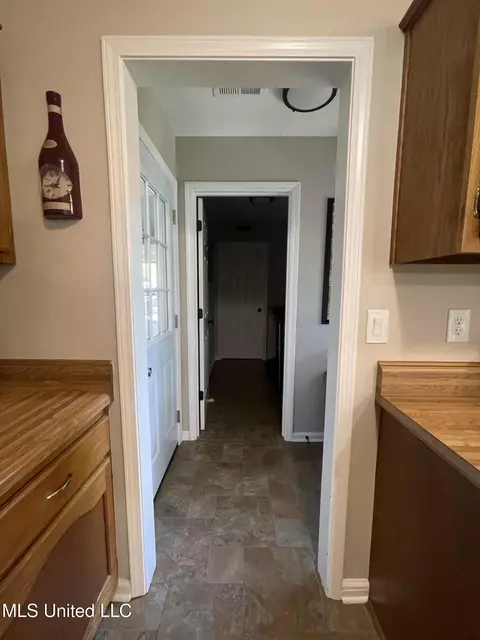 Entry Way - 1680 Cedar Bend Rd, Hernando, MS 38632 photo 5 of 5