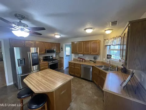 Kitchen - 1680 Cedar Bend Rd, Hernando, MS 38632 photo 3 of 3