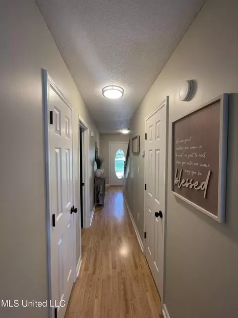 Entry Way - 1680 Cedar Bend Rd, Hernando, MS 38632 photo 4 of 5