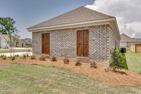 Exterior - 400 Butternut Dr, Canton, MS 39046 photo 6 of 8