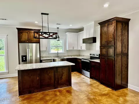 Kitchen - 6209 Mccormack Rd, Moss Point, MS 39562 photo 2 of 3
