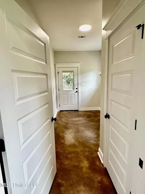 Entry Way - 6209 Mccormack Rd, Moss Point, MS 39562 photo 1 of 2