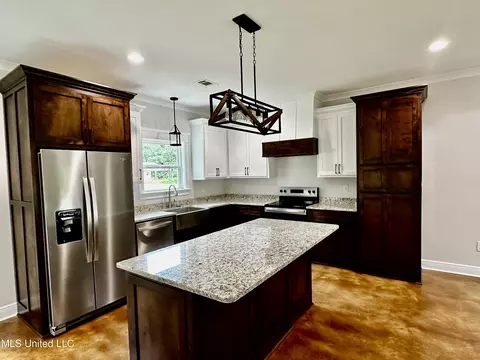 Kitchen - 6209 Mccormack Rd, Moss Point, MS 39562 photo 3 of 3