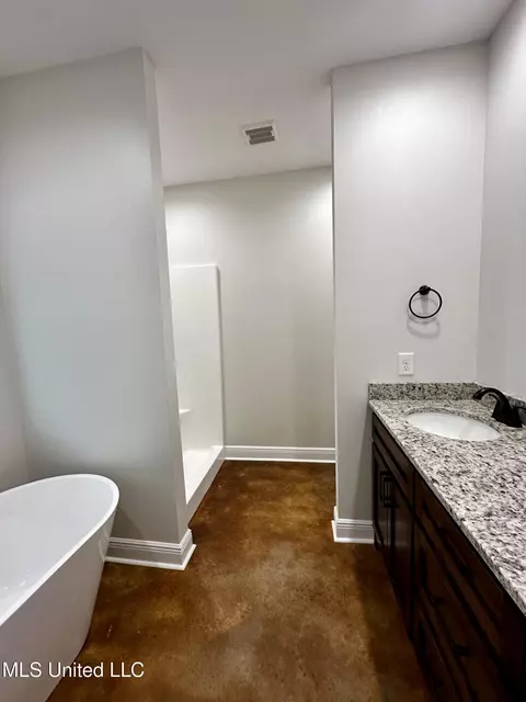 Bath - 6209 Mccormack Rd, Moss Point, MS 39562 photo 2 of 3