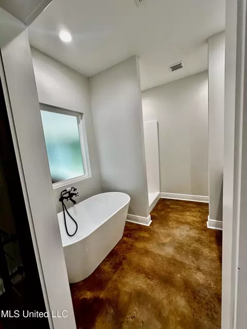Bath - 6209 Mccormack Rd, Moss Point, MS 39562 photo 1 of 3