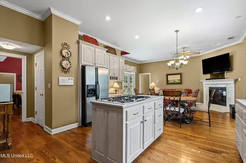 Kitchen - 193 E Crockett Loop, Hernando, MS 38632 photo 2 of 3