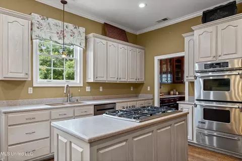 Kitchen - 193 E Crockett Loop, Hernando, MS 38632 photo 1 of 3