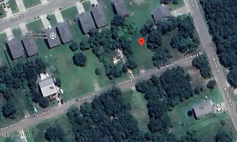 117 Hickory St, Pass Christian, MS 39571