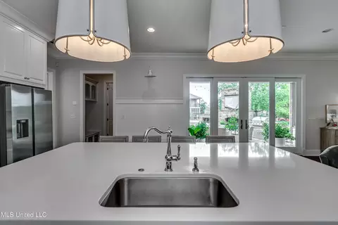 Kitchen - 200 Arbor Trl, Brandon, MS 39047 photo 6 of 8