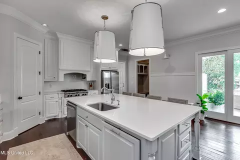 Kitchen - 200 Arbor Trl, Brandon, MS 39047 photo 5 of 8