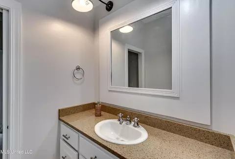 Bath - 200 Arbor Trl, Brandon, MS 39047 photo 1 of 10