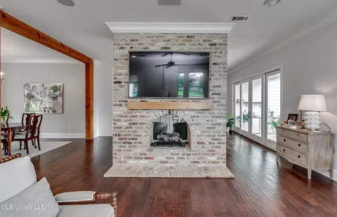 Living - 200 Arbor Trl, Brandon, MS 39047 photo 5 of 6