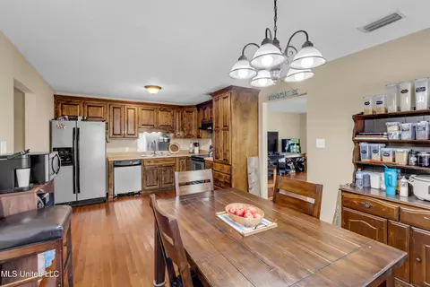 Dining - 3287 Lloyd Eubanks Rd, Lucedale, MS 39452 photo 2 of 2