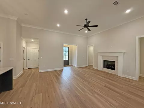 211 Wethersfield Dr, Florence, MS 39073 photo 2