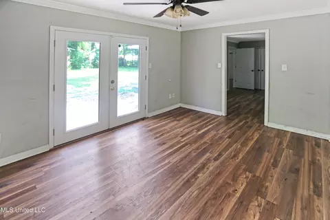 Living - 1250 Summer Ln, Jackson, MS 39211 photo 3 of 6
