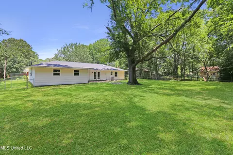 Exterior - 1250 Summer Ln, Jackson, MS 39211 photo 4 of 5